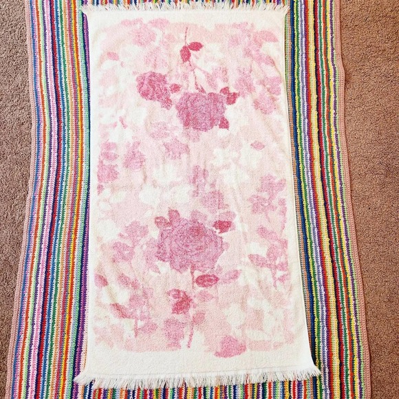 Vintage 70s Pink Rose Terrycloth Towel - Picture 1 of 5